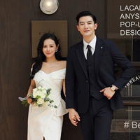 Темно-синий с одной пуговицей (костюм + жилет + брюки), бесплатная рубашка и галстук.