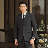 Двойная пуговица темно-серого цвета (костюм + брюки), свободная рубашка и галстук.