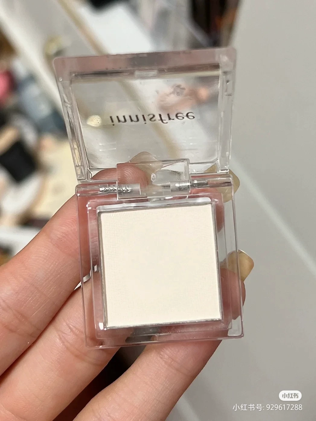 Матовый хайлайтер (Innisfree) 01 month, компактные тени для век, лёгкий 8,5×5×2,5 см