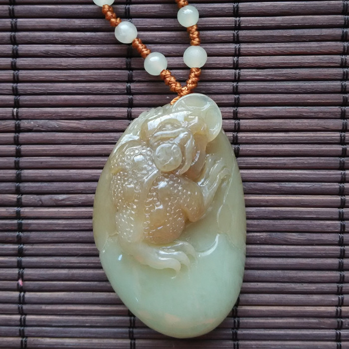 Boutique yellow and white jade pendant Rough stone Golden toad brown sugar Pretty color Xiuyu Big money money rolling fortune into treasure gift