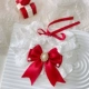 Красный слюнявчик из жемчуга с бантиком
