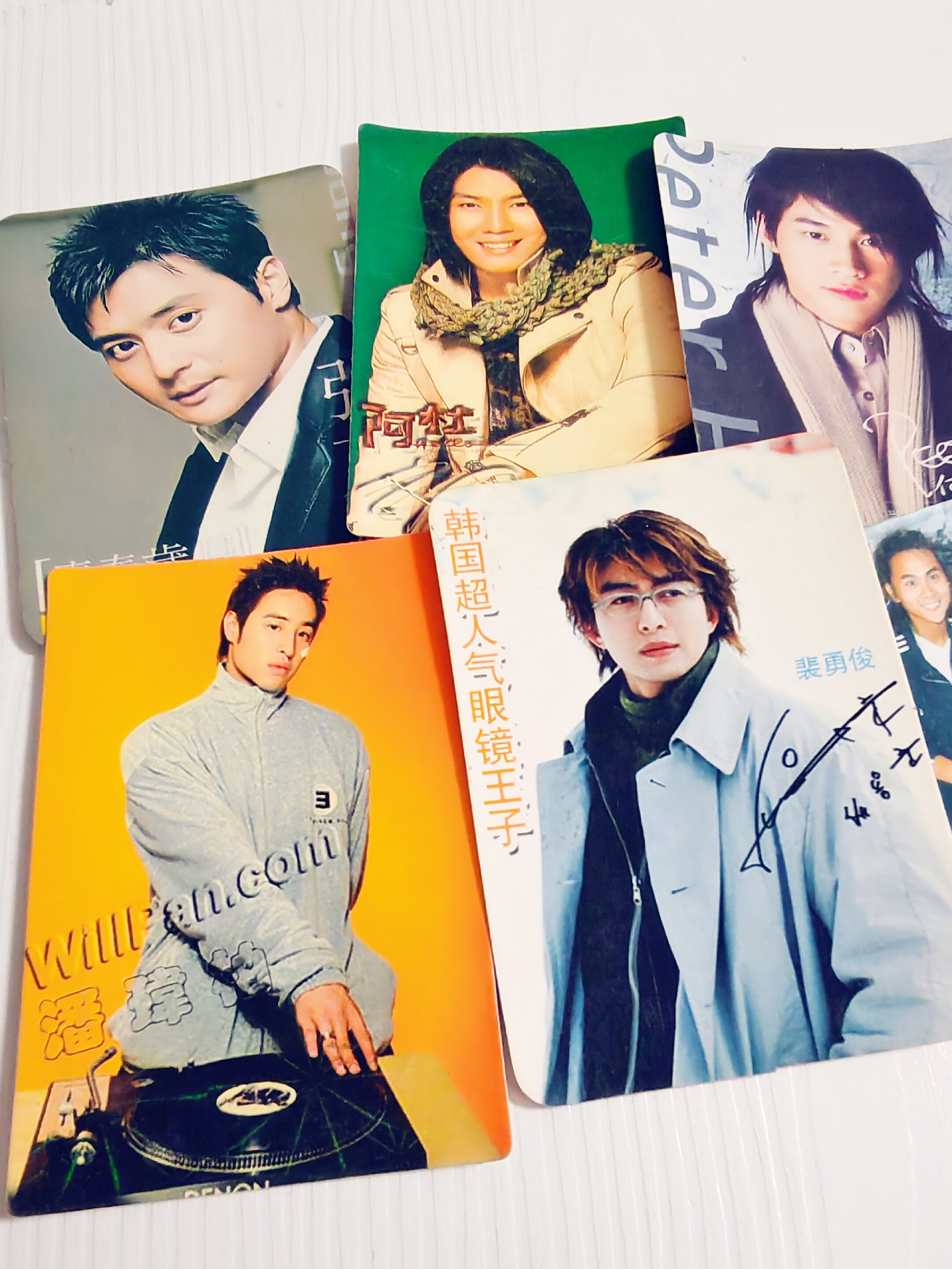 ペ・ヨンジュンとウィル・パンのセレブカード - 80年代と90年代のアイドルスターの懐かしい子供時代のコレクション（小さな傷のある古いカード）。