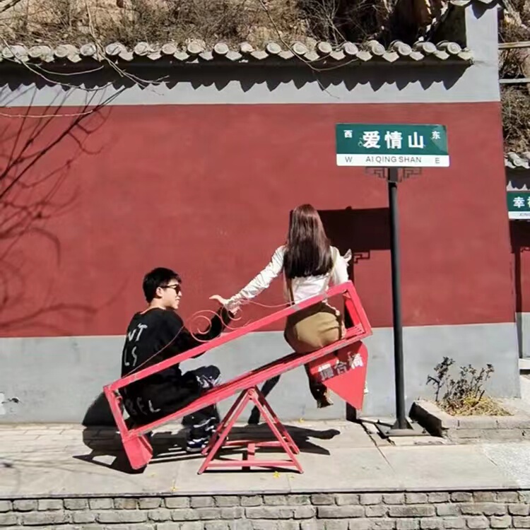 Trendy Photo Booth Chairs for Couples, Creative Interactive Chairs for Scenic Spots, Amusement Equipment, Decorative Props for Photography