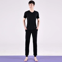 Черные штаны, V-образный вырез, короткий рукав