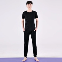 Черные штаны, круглый воротник