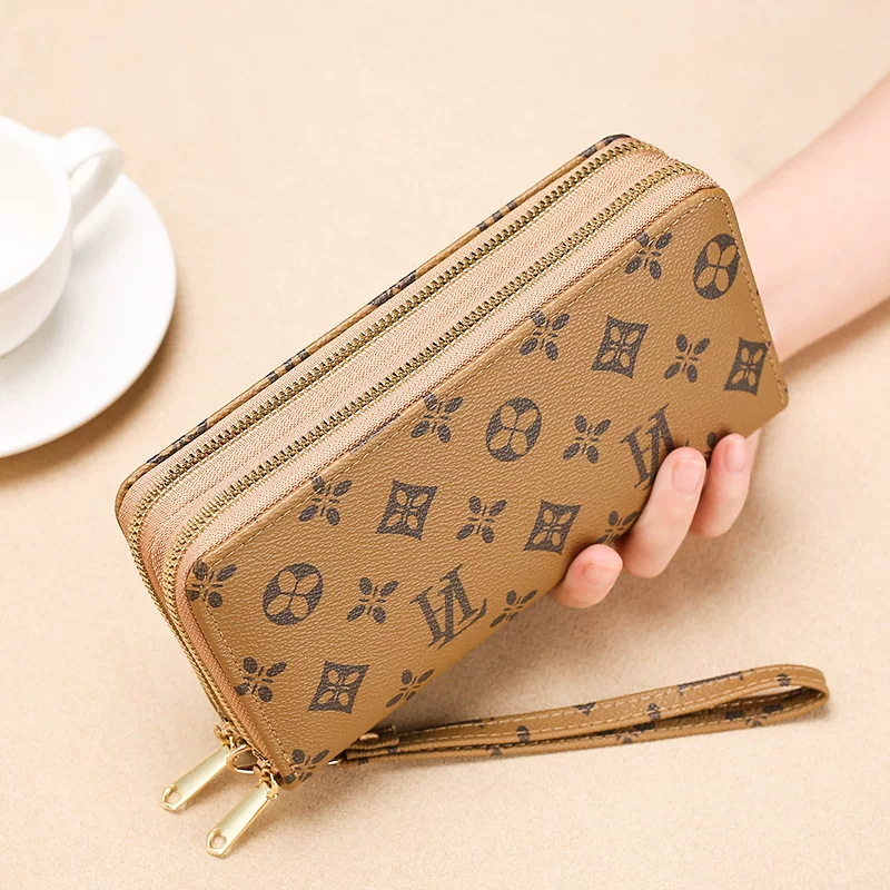 Capacious long synthesized wallet with zipper