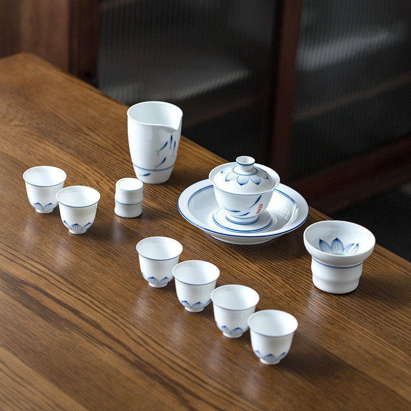 Hand-painted fish play blue and white cover bowl Kung Fu tea set set Jingdezhen tea set white porcelain tea cup justice cup three talents cover bowl