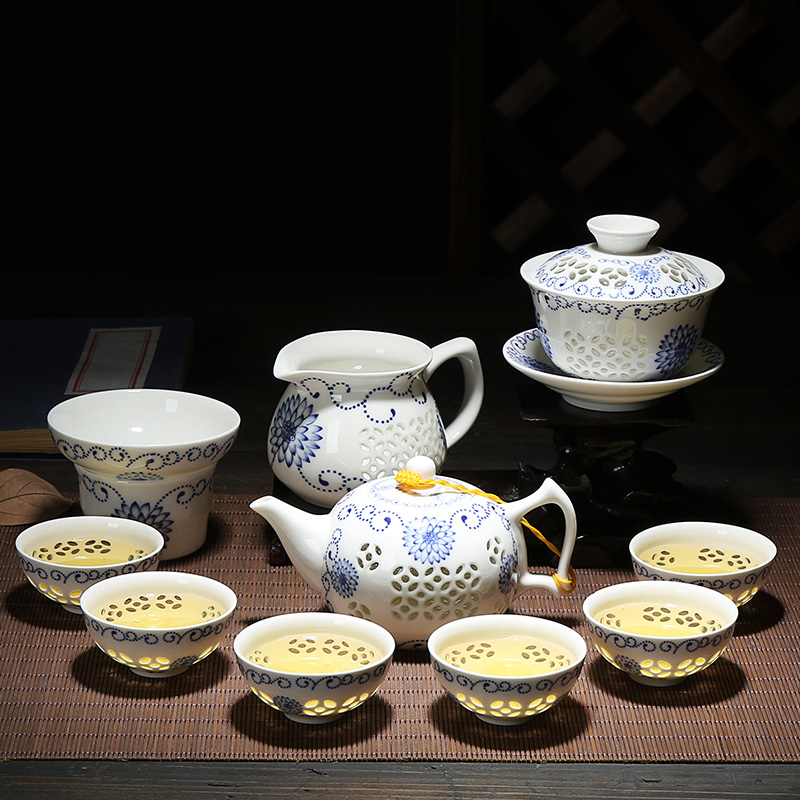 True sheng and exquisite tea sets suit kung fu tea set purple sand cup white porcelain of a complete set of blue and white porcelain cups tureen