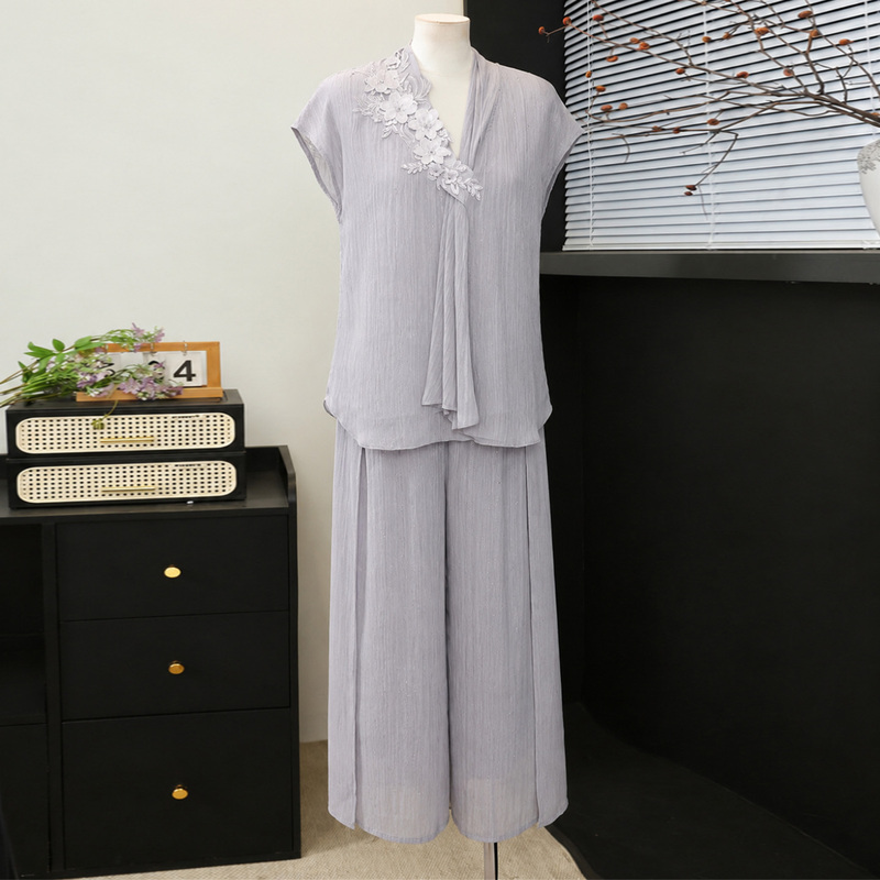 Mom's New Summer Outfit Sleeveless T-Shirt V-Neck Blouse Set Middle-Aged and Elderly Women's Chiffon Top Wide-Leg Pants Two-Piece Set