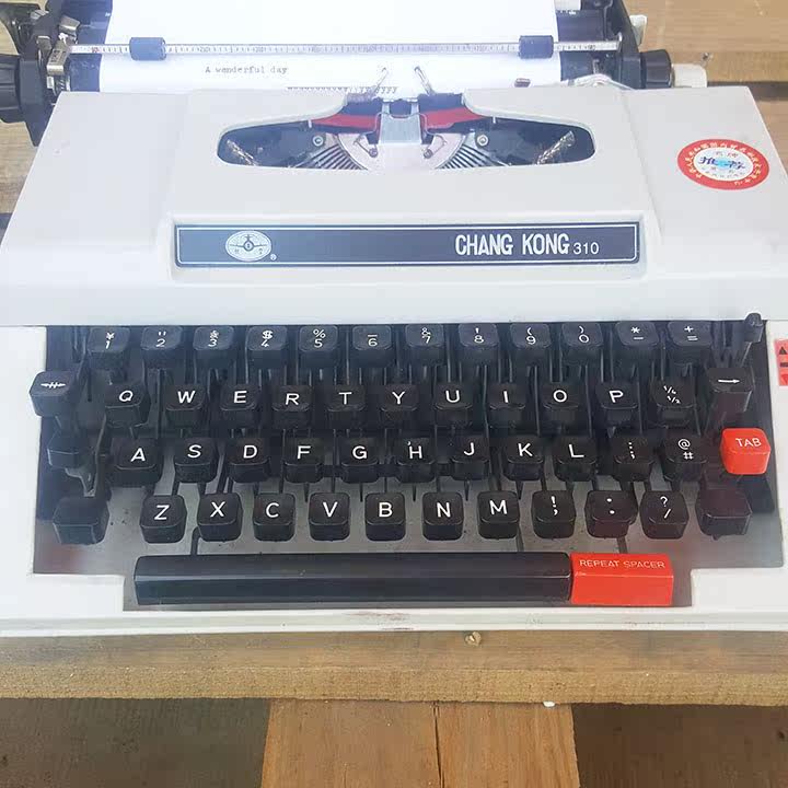 Sky brand 310 old English typewriter Foreign trade bill of lading typewriter normal use with a new ribbon