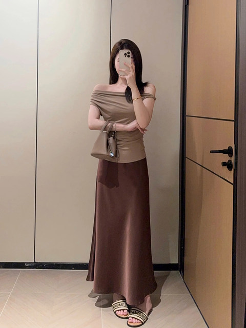 Summer Off-Shoulder Twist Top T-Shirt for Women, Elegant Waist-Cinching Slimming Base Shirt with a Stylish Design, Sleeveless Top with Exposed Shoulders