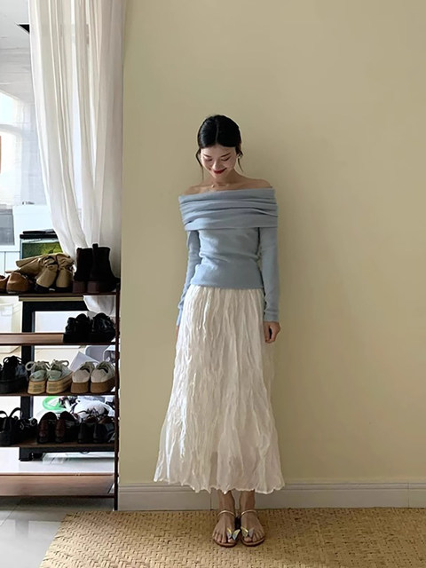 Spring and Autumn One-Shoulder Blue Knit Top for Women, Unique and Delicate, Slim-Fitting Inner Layer, Sweater with Ruched Off-Shoulder Design