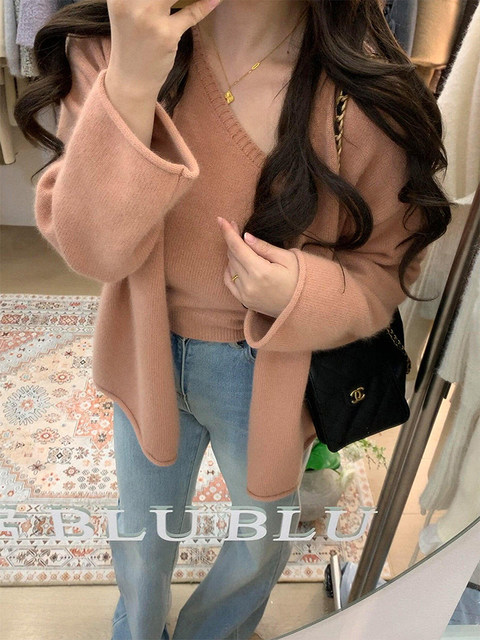 Rich Girl Miu's Outfit Includes a Pink Knitted Cardigan and a Unique and Beautiful Camisole Top Two-Piece Set for Women in Spring and Autumn