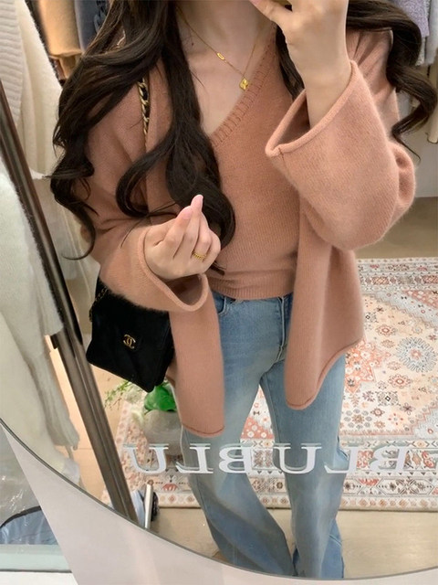 Rich Girl Miu's Outfit Includes a Pink Knitted Cardigan and a Unique and Beautiful Camisole Top Two-Piece Set for Women in Spring and Autumn