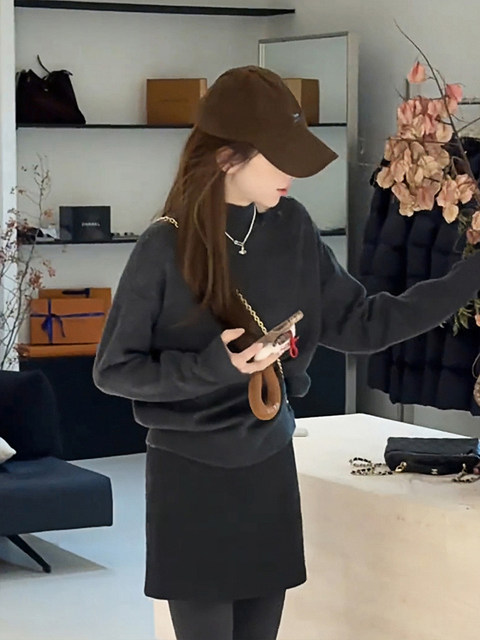 Korean-Style Red Half-High Collar Hollow-Out Knit Base Shirt for Women, Autumn and Winter Design, Off-Shoulder Sweater, Loose Top