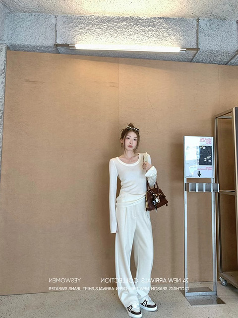 Autumn and Winter Gentle White Large-Neck Wool Knit Sweater for Women, Stylish Slim-Fit Base Sweater with Bell Sleeves for Layering