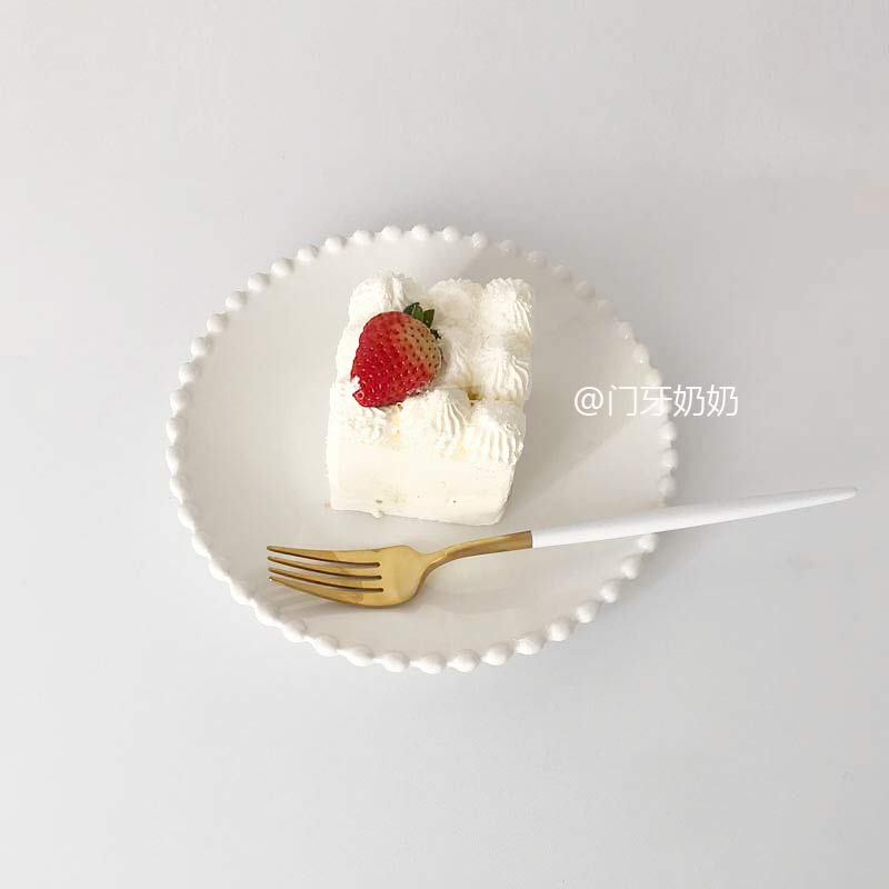 One person eat ins cake retro pure white pearl plate European bone china western plate edge brunch plate pose