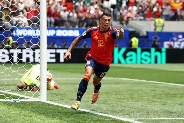 一觉醒来，西班牙杀进16强！世界杯1场精彩3-0，奥亚萨瓦尔双响炮