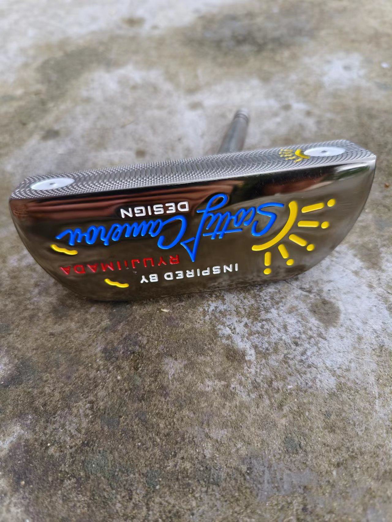 新品のゴルフパター。半円形のセンターシャフトを採用。SF Expressによる国際配送に対応しており、送料は無料です。