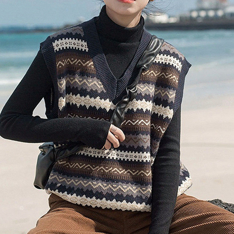 In the spring and autumn of 2021 new ladies trend fashion design niche sweater vest knitting horse clamp