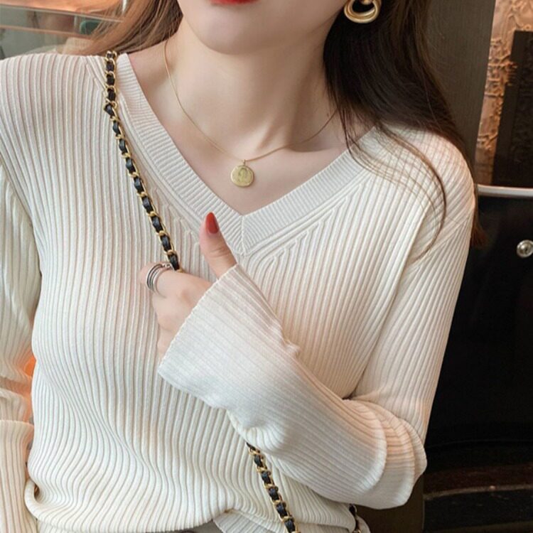 2022 early autumn new explosion style inner V-neck sweater women's autumn and winter design sense niche top knitted bottoming shirt