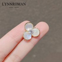 Natural female shell flower brooch anti-light fixed clothes collar pin suit sweater buckle elegant temperament accessories
