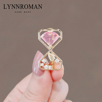LYNNROMAN2022 years designer pink imitation crystal sand leaking chest needle female small crowdneedle lead needle guard against walking light