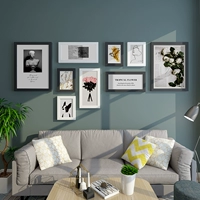 Черно-белая статуя