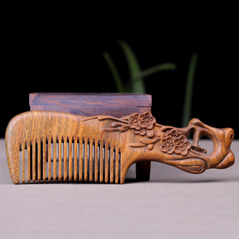 Green sandalwood carved plum comb Hair comb Hair comb Whole wood long handle comb Sandalwood comb can be carried with you