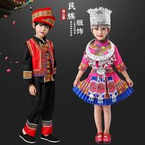 Mars Sanzhuang présente des vêtements pour enfants mâle et femme minorité ethnique Miao habillés en vêtements de danse Yunnan Wa ethnie Yi