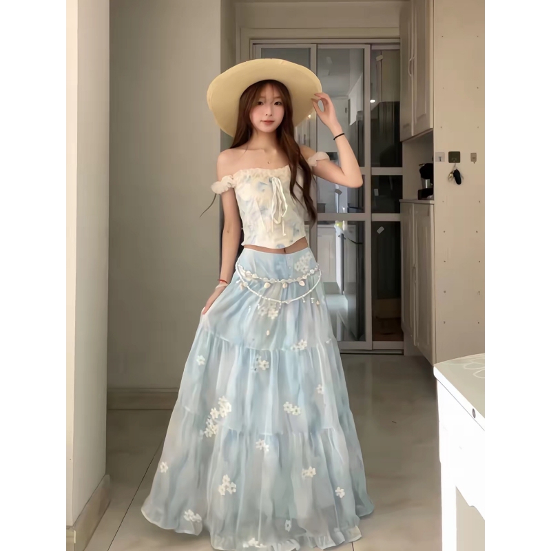 Beautiful Island-Style Skirt Set, Perfect for Taking Photos at the Beach, Creating a Dreamy Vacation Vibe, with a Flowing Mesh Dress