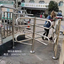 Supermarket one-way door import and exit exit and exit gate swing gate only to not be able to collect silver table stainless steel guardrails forbidden door