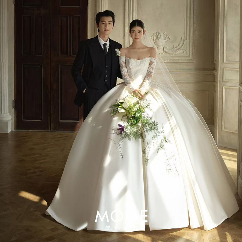 New Photo Studio Theme Clothing for Couples Indoor Satin Simple Retro Tube Top Long-Sleeved Lace Wedding Dress