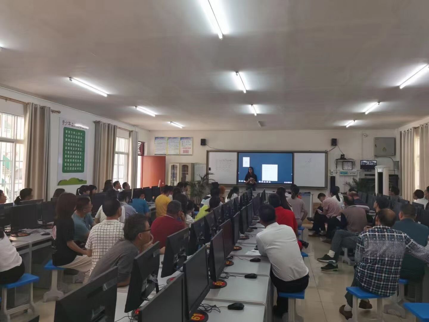 Creatives Original Dress 86 Inch Innovative 86E99UD-D Multimedia Education Big Screen Touch Teaching All
