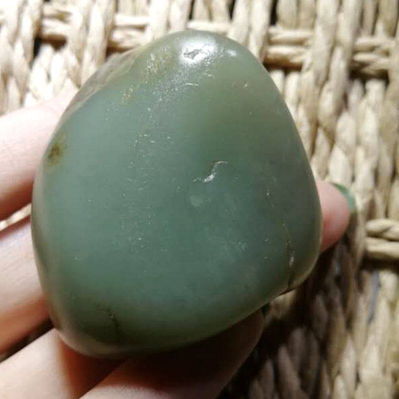和田青玉 贵鼠献灵芝 和田青玉籽料 和田玉青玉籽料手把件（88.9g） – 厚德载玉