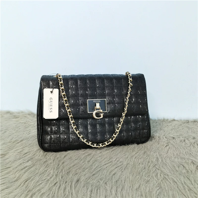 Сумка женская Guess: сумка через плечо с подтяжкой рук — лёгкая клейкая надписная поверхность, большая вместимость, цепочка