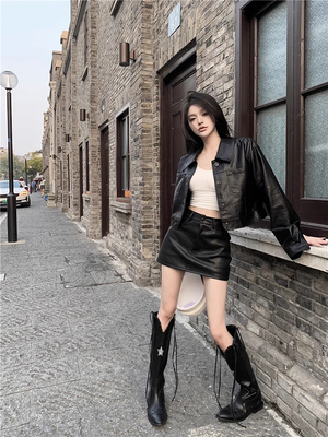 taobao agent Black polyurethane demi-season pleated skirt, mini-skirt, 2023 collection, high waist, hip-accented