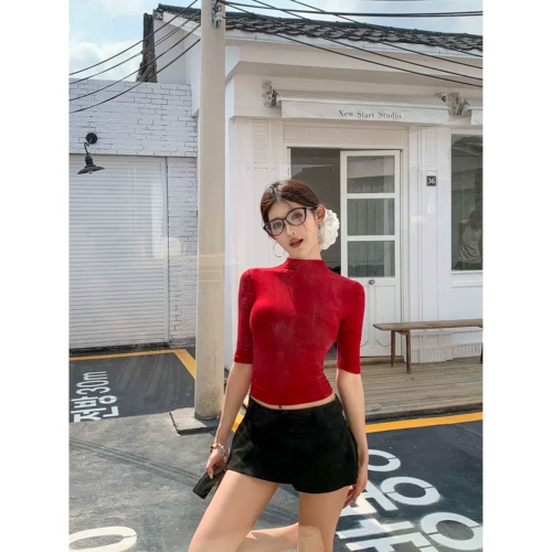 Белая цветная летняя футболка, высокий воротник, короткий рукав, с рукавом, в обтяжку