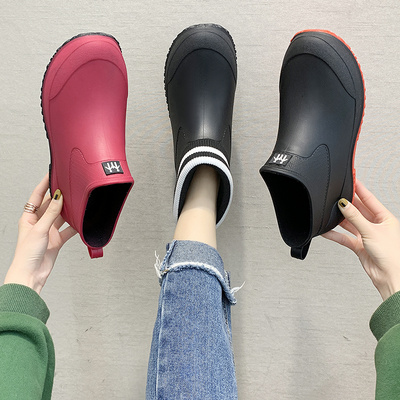 Giày đi mưa nữ Đức ống ngắn đi mưa giúp nhà bếp chống trơn trượt mua sắm giày câu cá ấm áp cộng với giày nhung không thấm nước giày nam đế thấp - Rainshoes