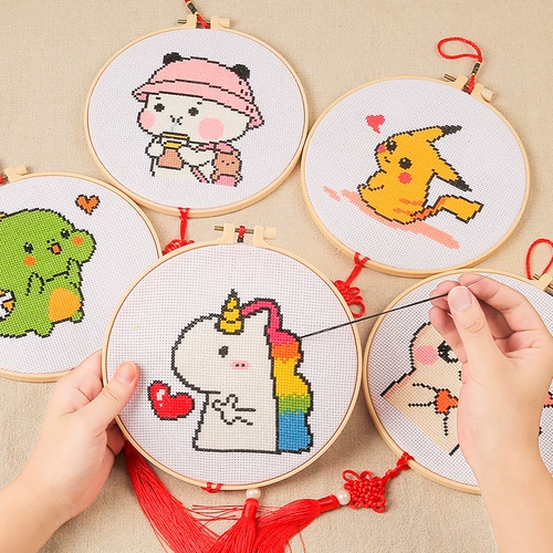 Новые детские милые кошки начинают изучать Girl Cross Stitch