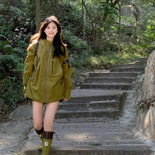 旅行登山服マウンテンハイキングアウトドアジャケット女性のための 2024 新しいフード付き防風防水ショートジャケット男性のための
