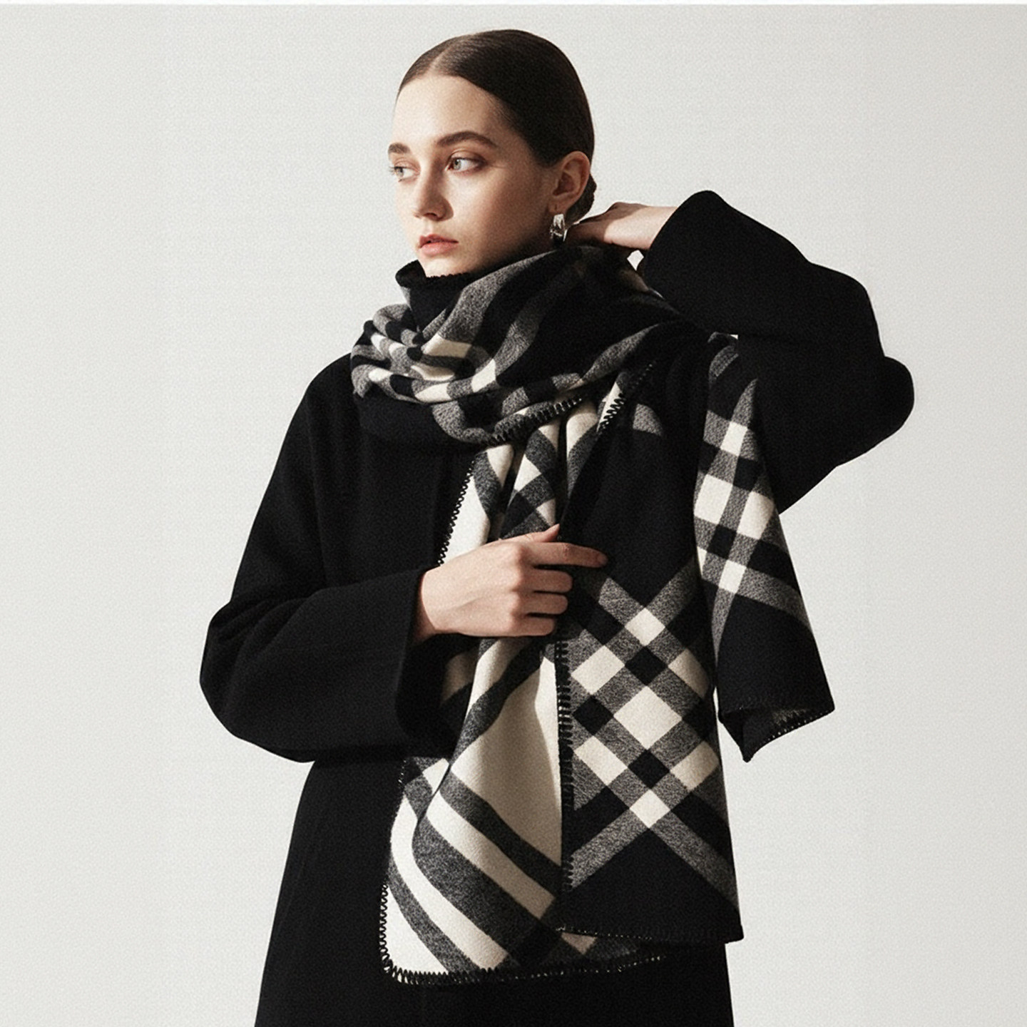 High-end, sophisticated French-style black and white checkered scarf for women, fashionable and warm for winter, reversible, suitable for both outerwear and casual wear.