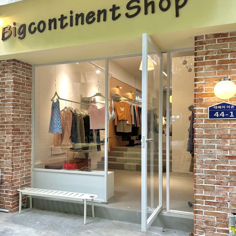 French-Style Vintage Shop Glass Doors, Trendy Clothing Store, Coffee Shop, Restaurant, Bar Entrance, Wrought Iron Double-Opening Old Steel Doors French-Style Vintage Shop Glass Doors, Trendy Clothing Store, Coffee Shop, Restaurant, Bar Entrance, Wrought Iron Double-Opening Old Steel Doors