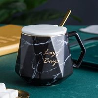 Черная геометрическая чашка (со встроенной ложкой)