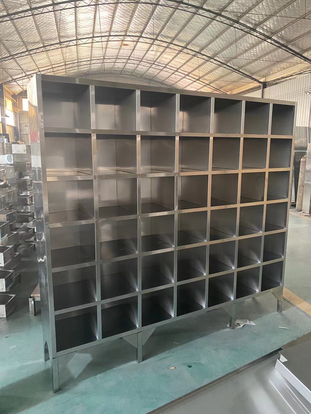 定制不锈钢42格带站脚水杯柜工厂车间茶杯架子员工多格物品存放柜