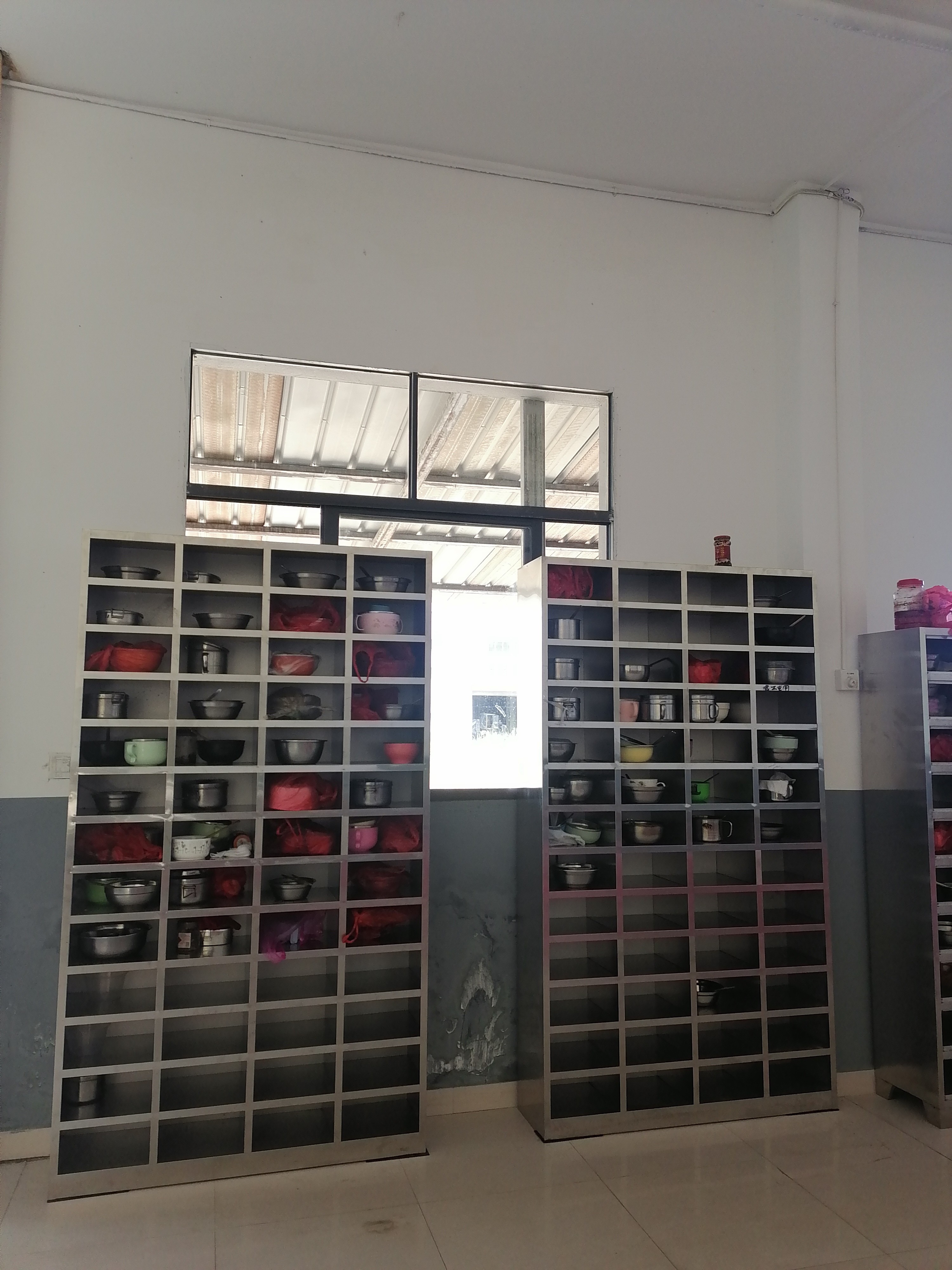 厂家定制不锈钢52格碗柜员工学校食堂无门餐具柜多格多层储物柜子