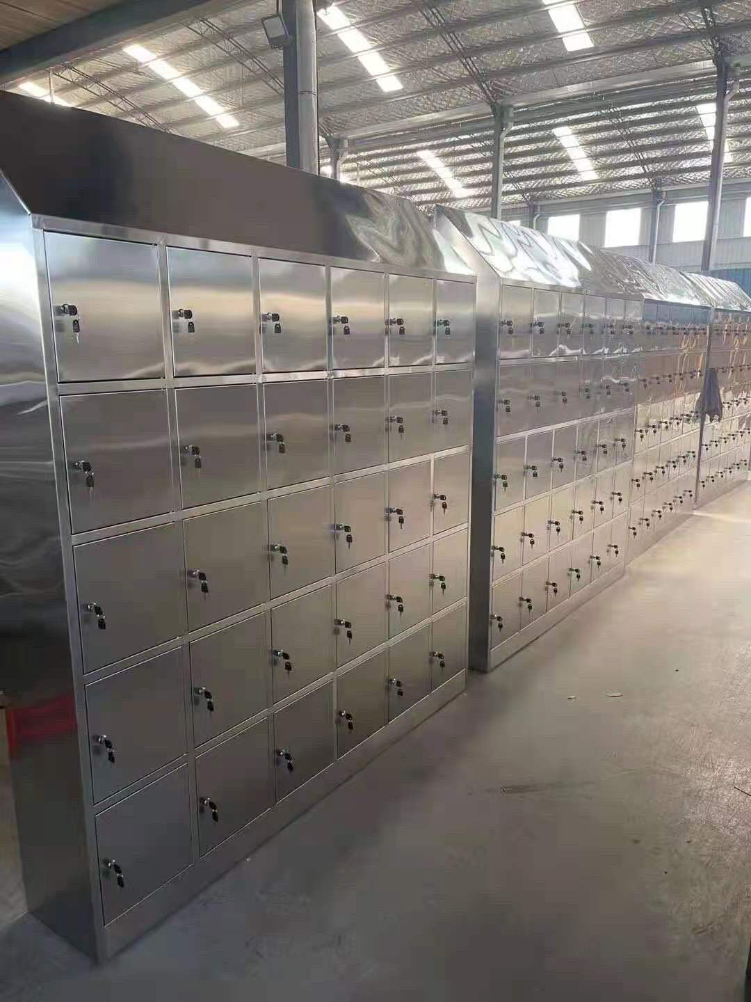 定制斜顶不锈钢30门更衣柜浴室健身房储物柜宿舍员工换衣柜鞋柜子