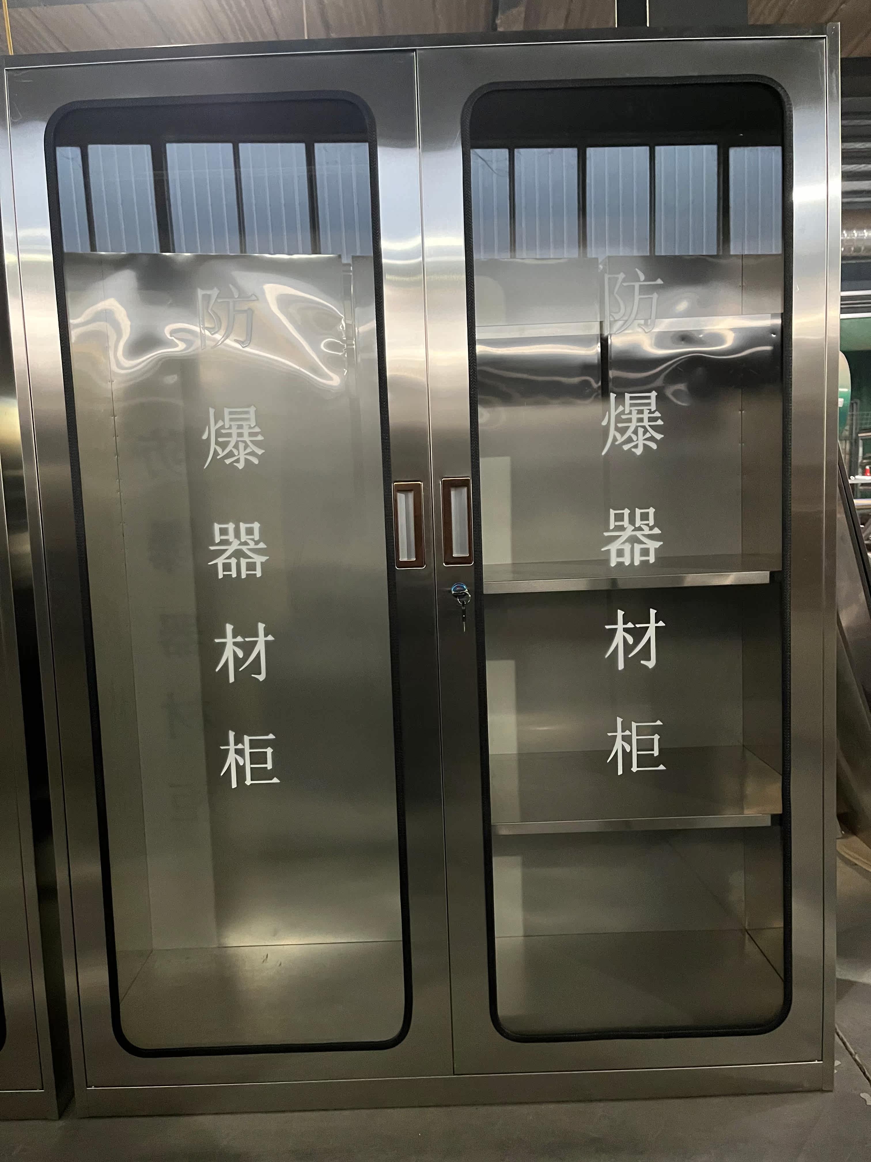 厂家直销不锈钢防暴器材柜反恐装备柜小区物业保安室防爆柜子定制