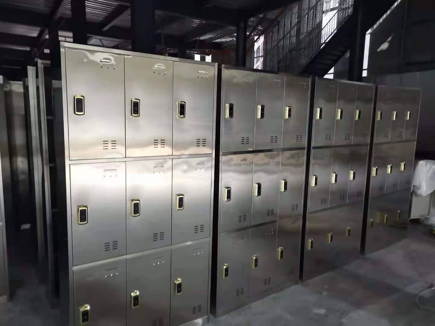定做304不锈钢九门感应锁更衣柜健身房多门智能电子锁衣帽储物柜