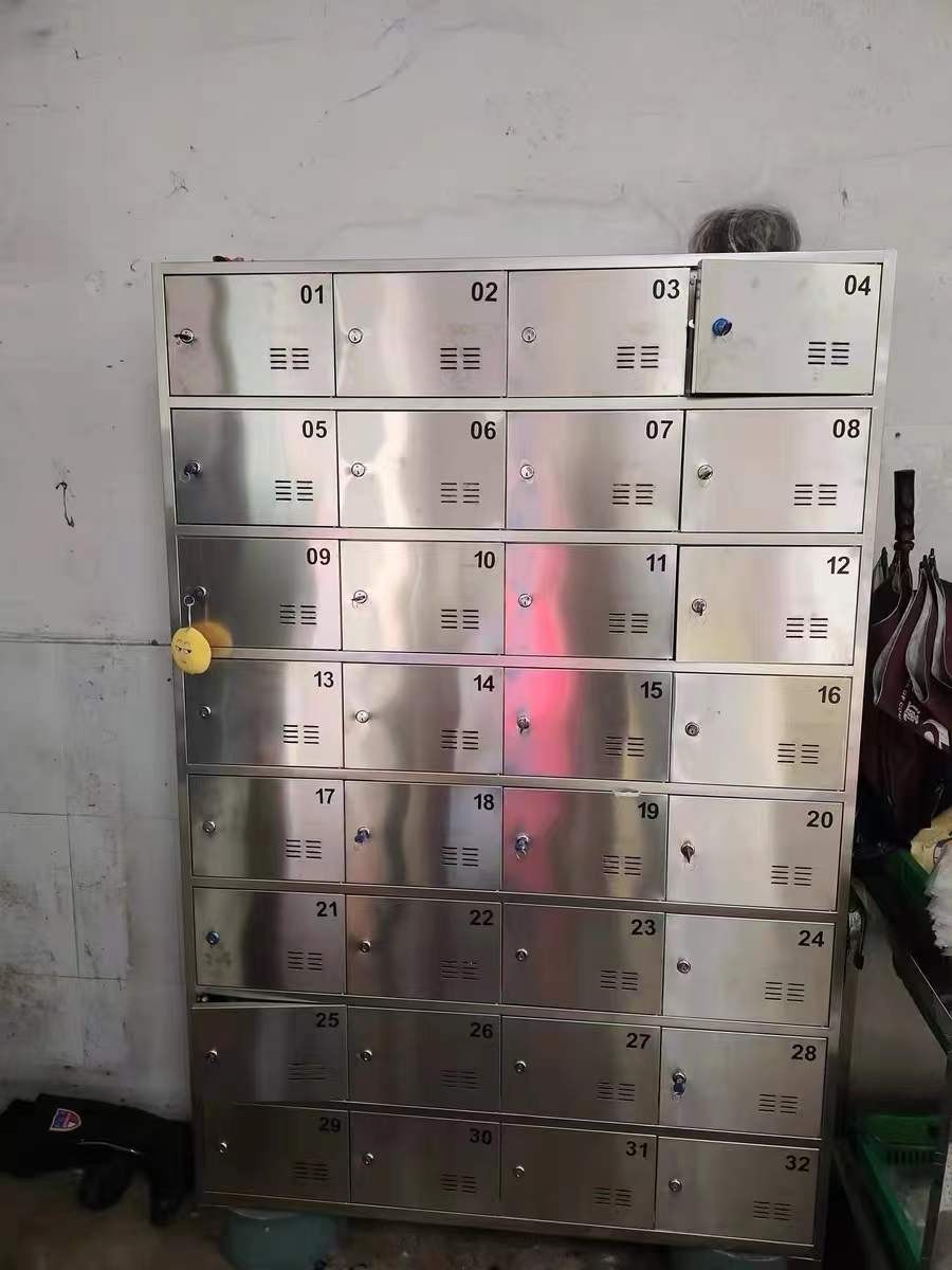 定制304不锈钢员工32门碗柜学校餐厅食堂带锁餐具柜站脚储物柜子